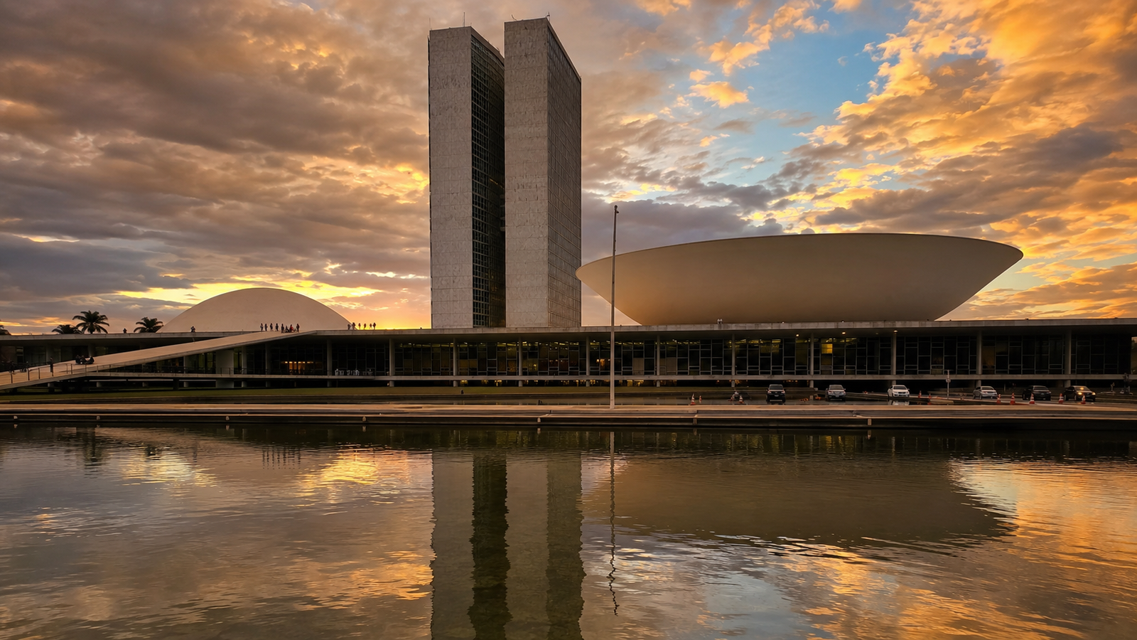 O Congresso Nacional do Brasil em Brasília sob um céu dramático de pôr do sol.